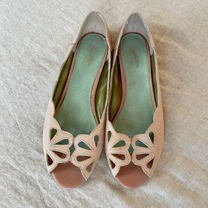 Seychelles light pink open toe flats size 9